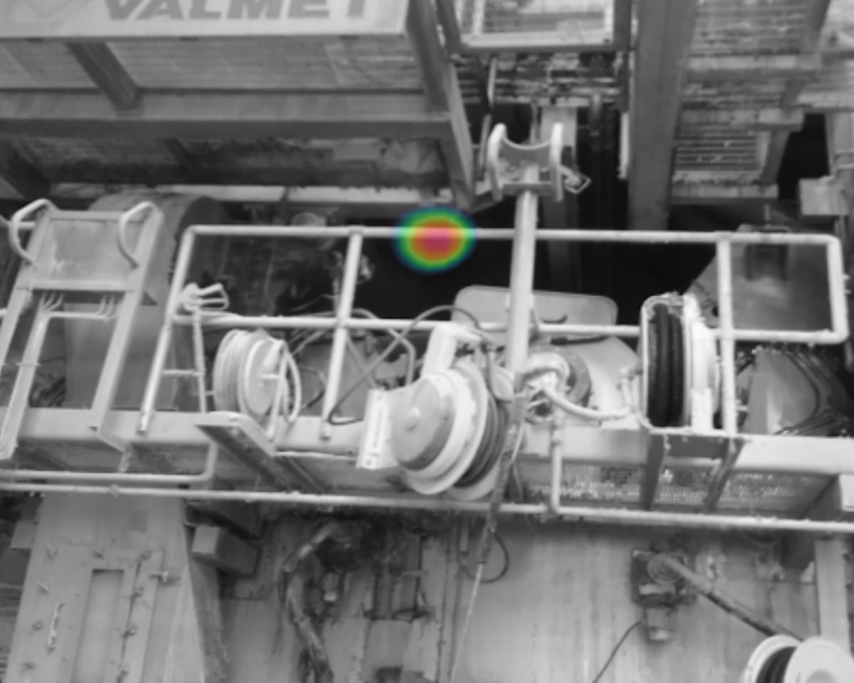 FLIR Si124 detecting a compressed air leak
