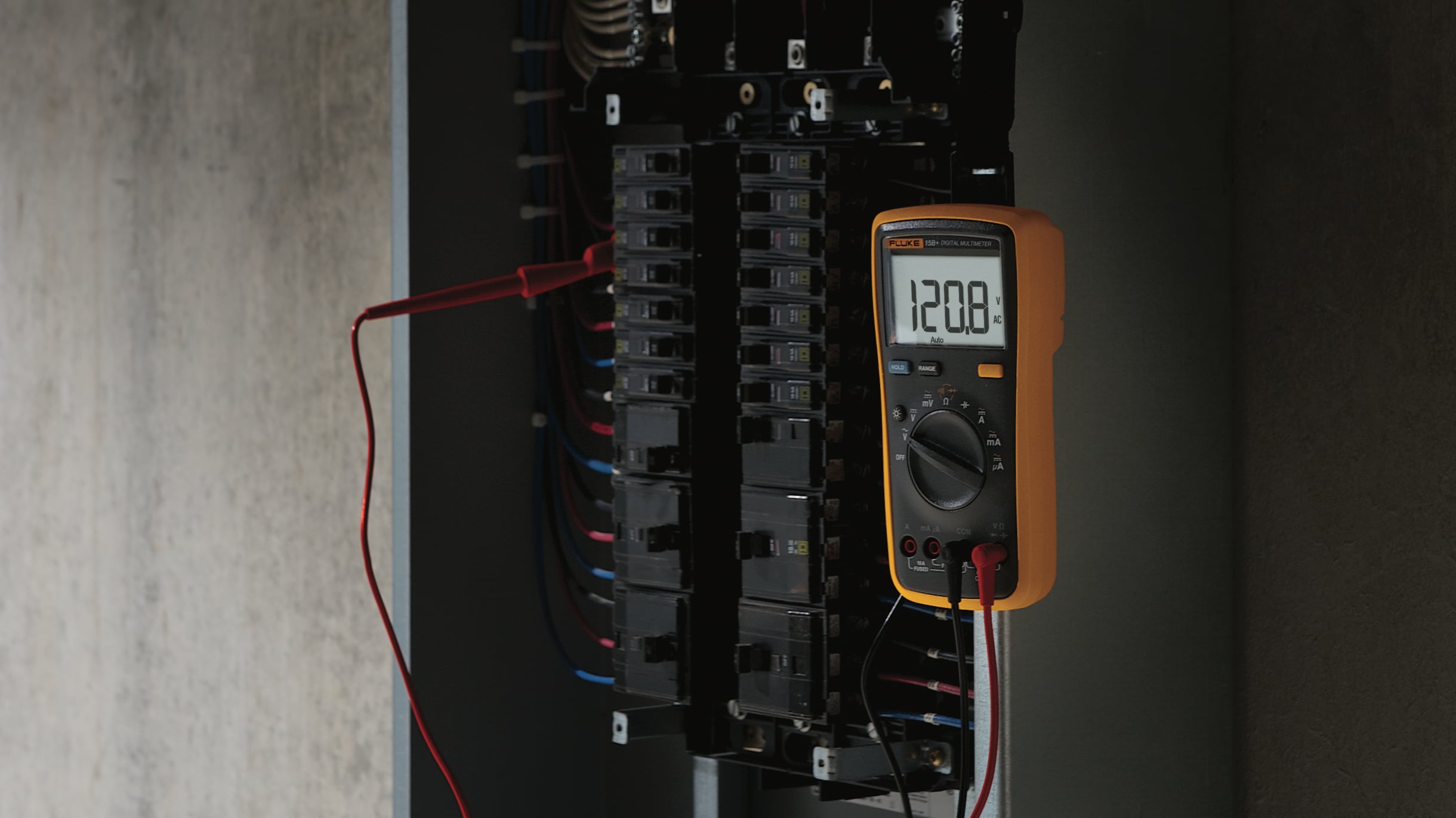 Fluke 107 compact and portable