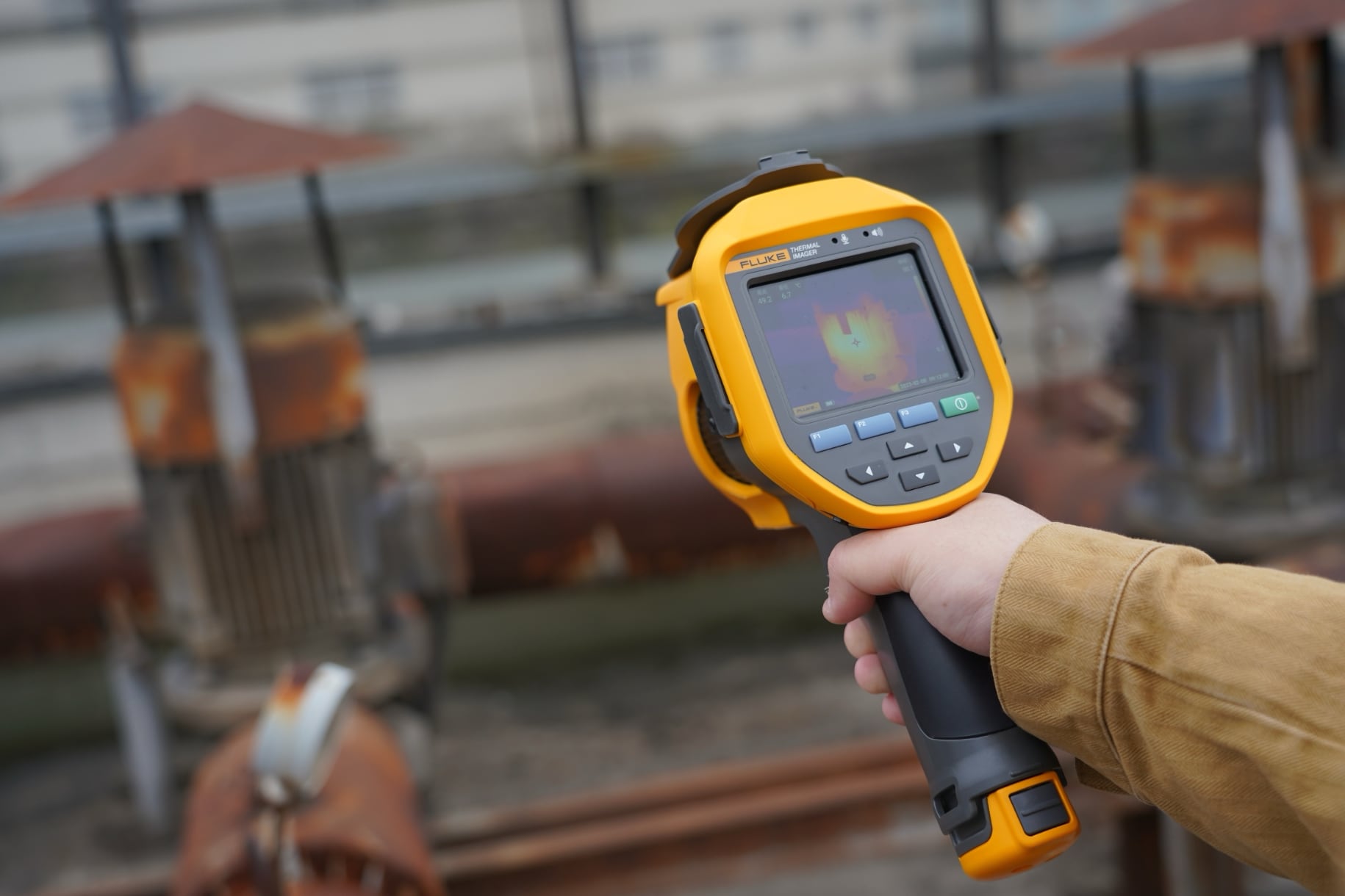 Fluke Classic Ultra series thermal imager in use - Slide 1